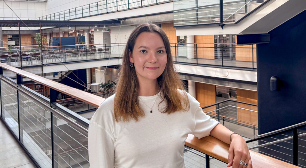 Henkilökuva Franziska Niemeyerista, joka on väitöskirjatutkija Helsingin yliopiston lääketieteellisessä tiedekunnassa